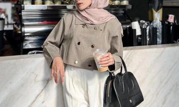 Panduan Warna Jilbab Agar Kulit Tampak Cerah & Bersinar Alami