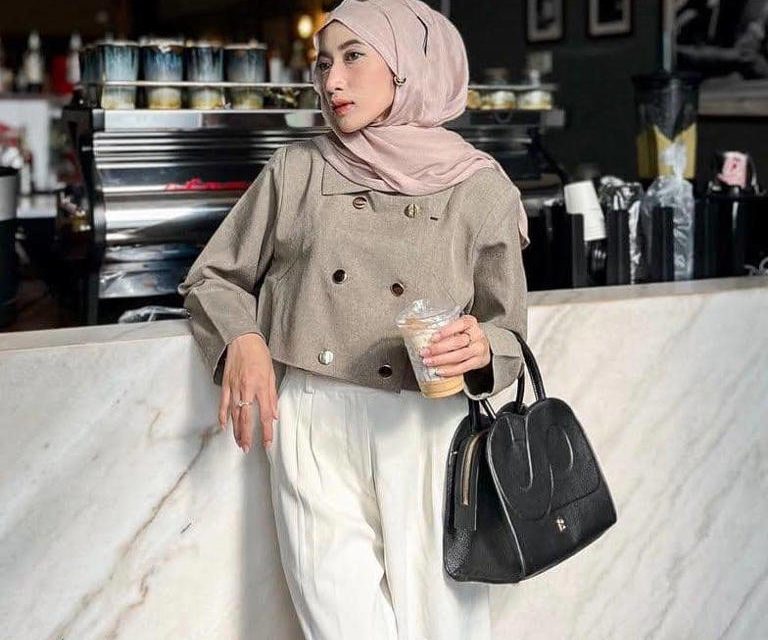 Panduan Warna Jilbab Agar Kulit Tampak Cerah & Bersinar Alami