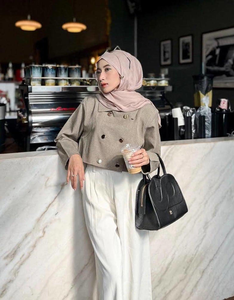 Panduan Warna Jilbab Agar Kulit Tampak Cerah & Bersinar Alami