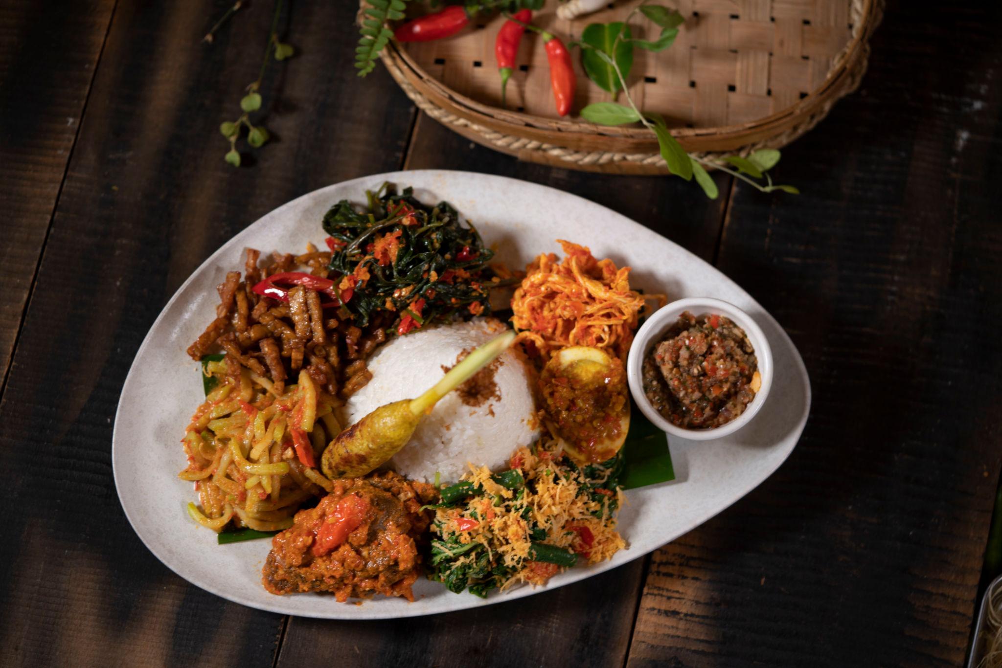 Kuliner Khas Bali, Nasi Campur Hadir Dengan Lauk Beragam