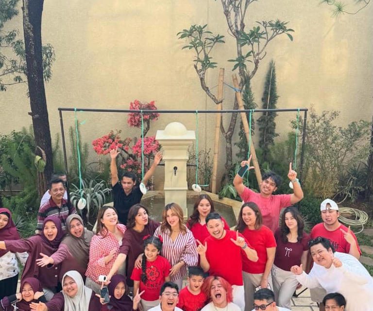 Momen Manis Tasya Farasya Rayakan 17 Agustus Bersama Anak