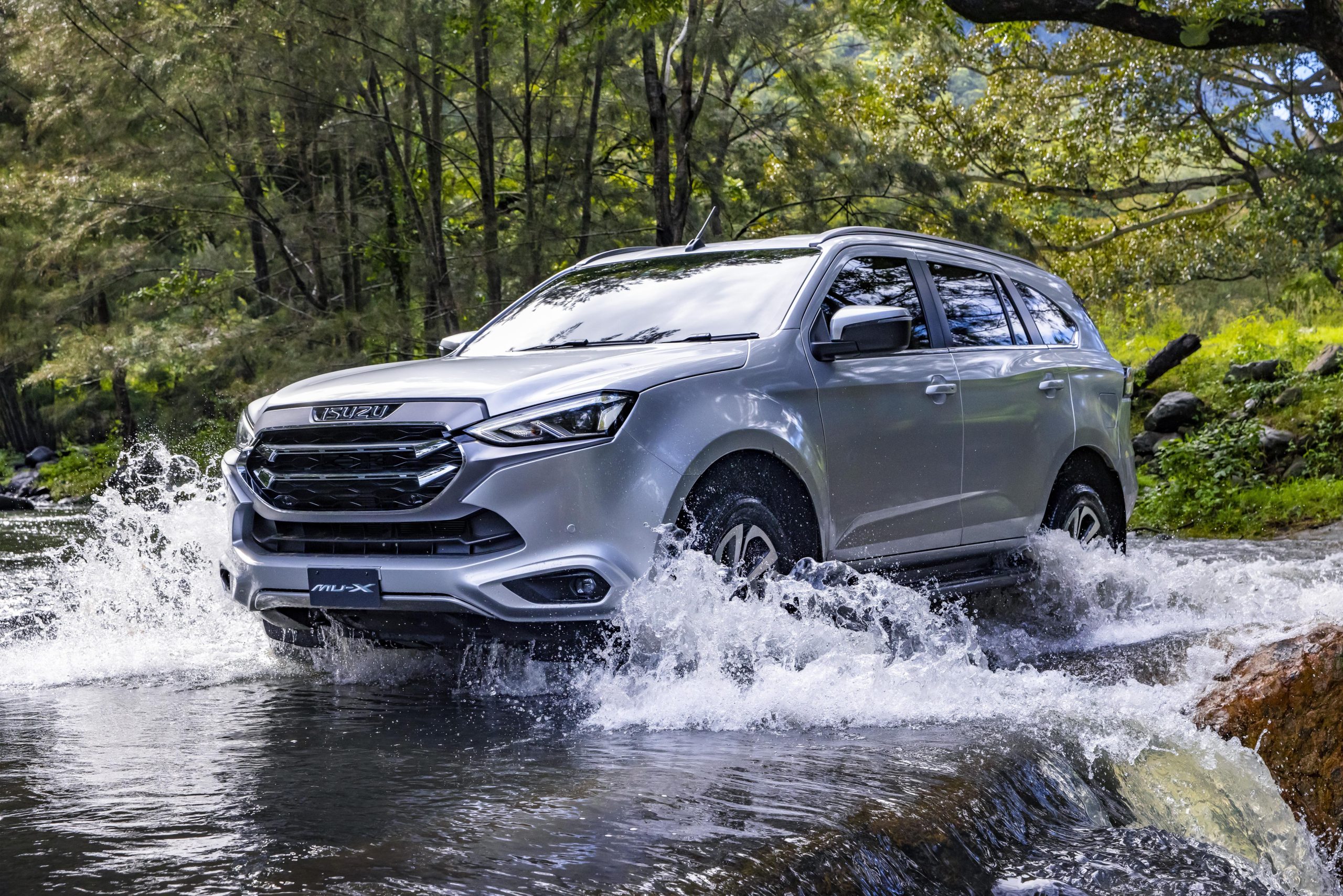 Bukan SUV Biasa! New Isuzu mu-X 4x4 Siap Taklukkan Medan