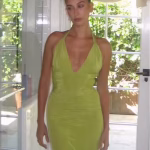 Hailey Bieber Tampil Stunning Dengan Gaun Versace Vintage