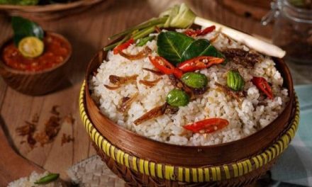 Kuliner Nusantara! Nasi Liwet Hangat Dengan Lauk Melimpah