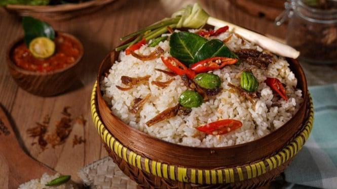 Kuliner Nusantara! Nasi Liwet Hangat Dengan Lauk Melimpah