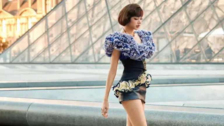 Fashion Goals! Lisa BLACKPINK Pamer 2 Gaya Berbeda Di Paris