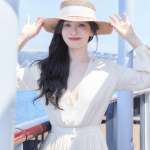 Simpel Tapi Berkelas! Inspirasi Gaya Liburan Ala Song Hye-kyo
