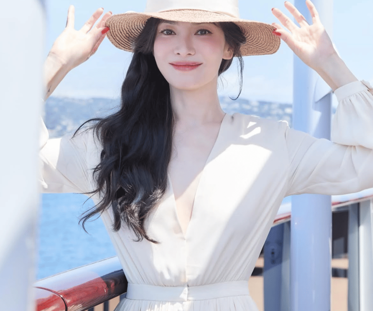 Simpel Tapi Berkelas! Inspirasi Gaya Liburan Ala Song Hye-kyo