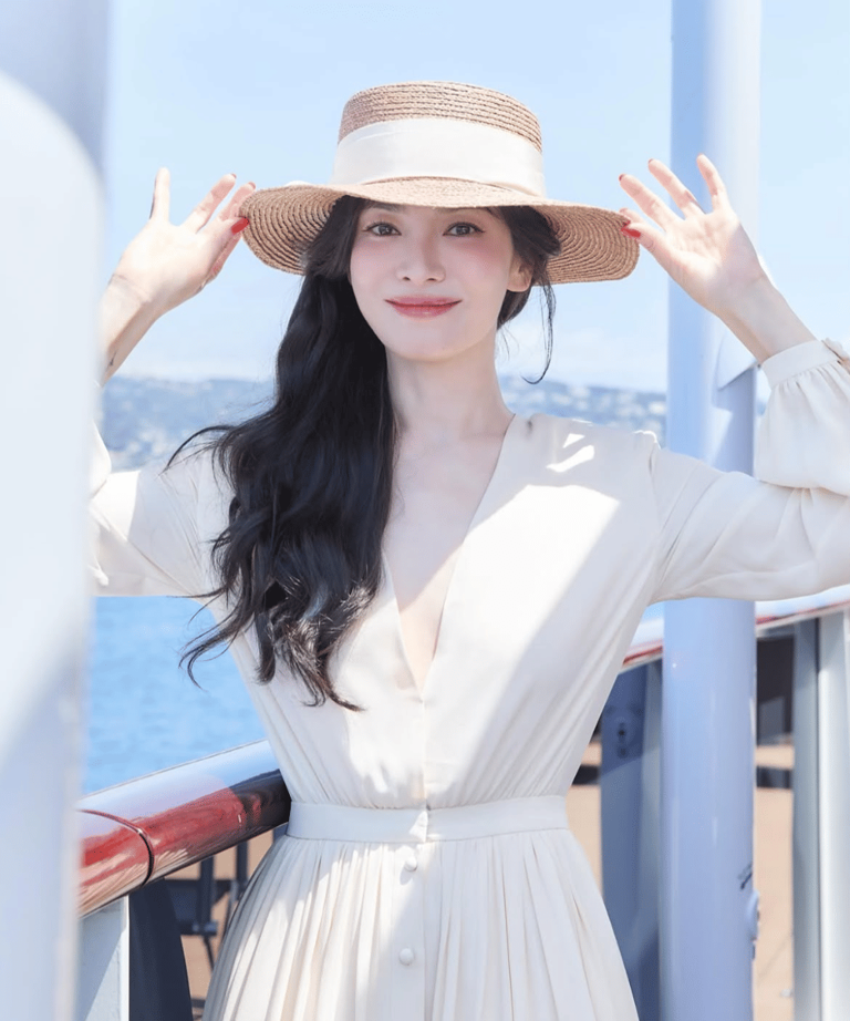 Simpel Tapi Berkelas! Inspirasi Gaya Liburan Ala Song Hye-kyo